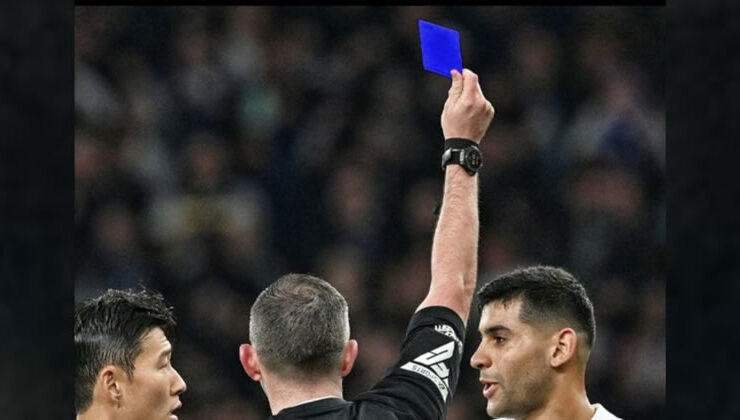 Referee giving blue card (Credits: BR Football)