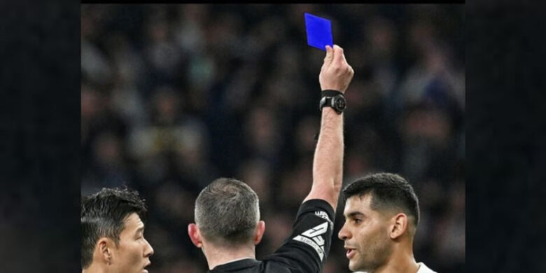 Referee giving blue card (Credits: BR Football)