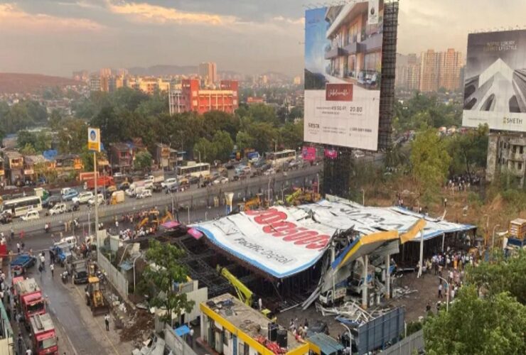 illboard collapses during thunderstorm in India