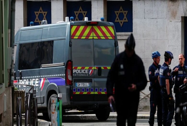 Police kill man trying to set fire on synagogue