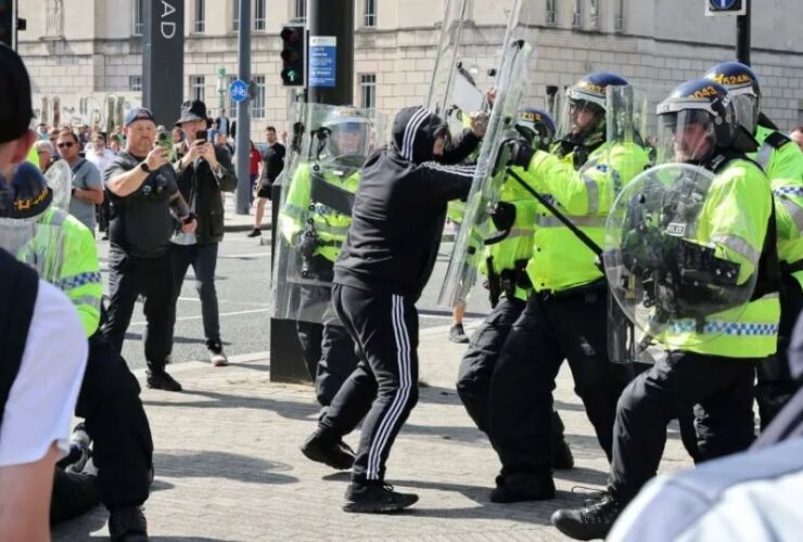 Protesters in UK clash loot vandalise facilities as Starmer vows far-right rioters will ‘regret’ action