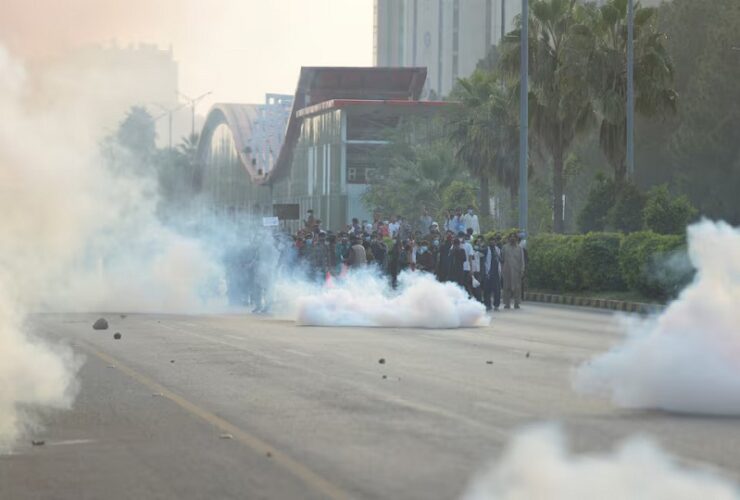 Over 80 Police injured in violent clashes with Imran Khan supporters as Protesters defy Ban in Pakistani capital